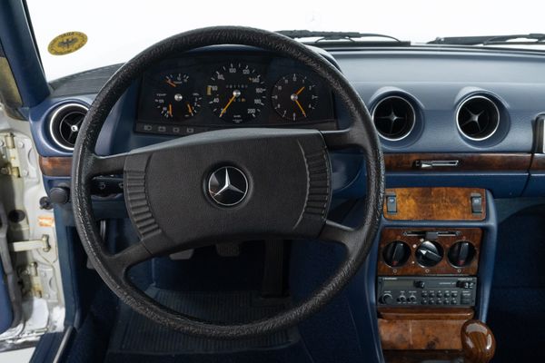 Mercedes-Benz 230 C (C 123)