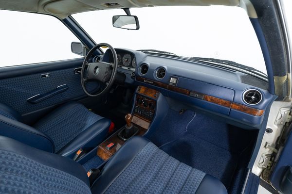 Mercedes-Benz 230 C (C 123)
